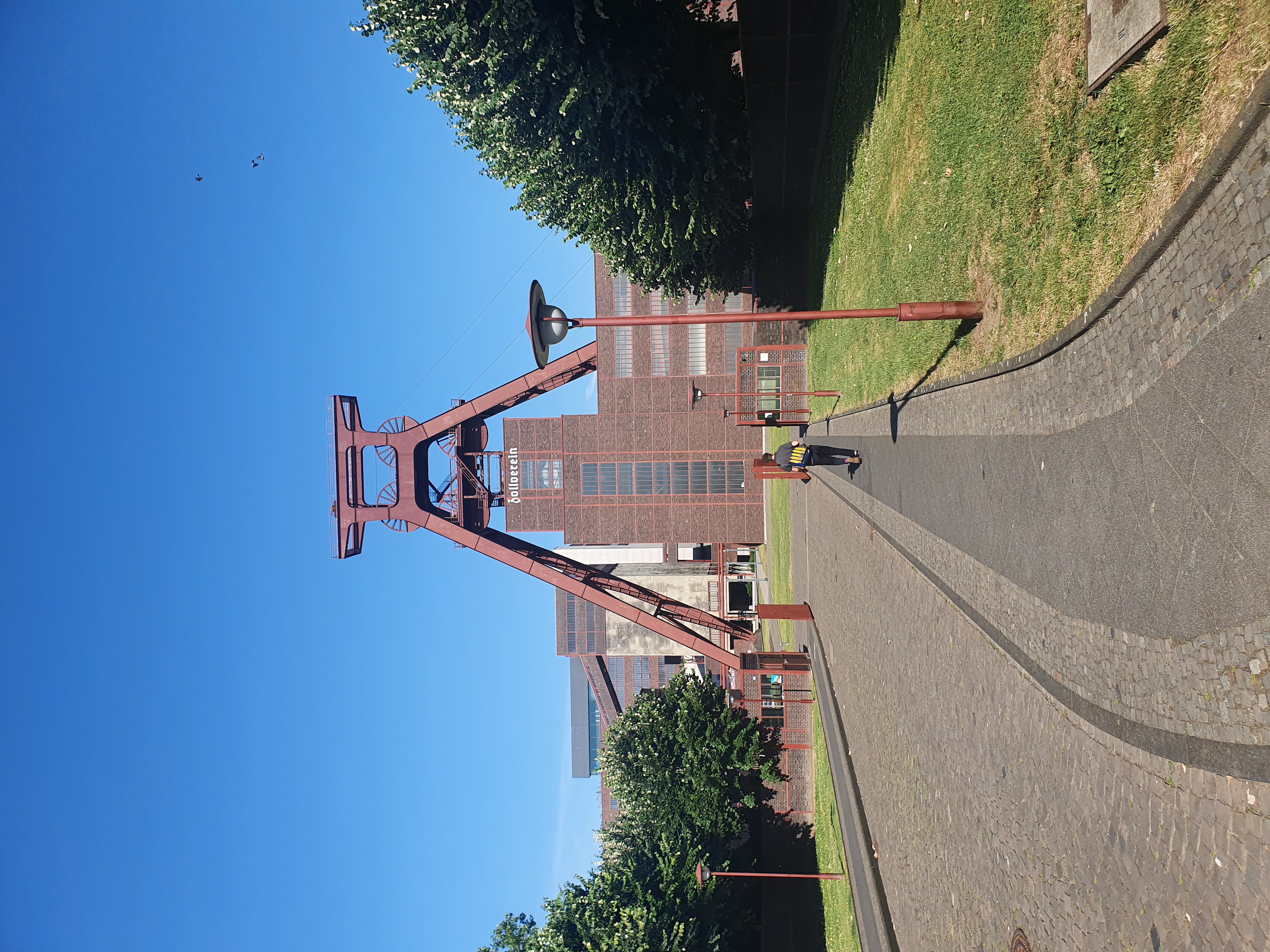 Auf dem Bild ist der Förderturm der Zeche Zollverein zu sehen