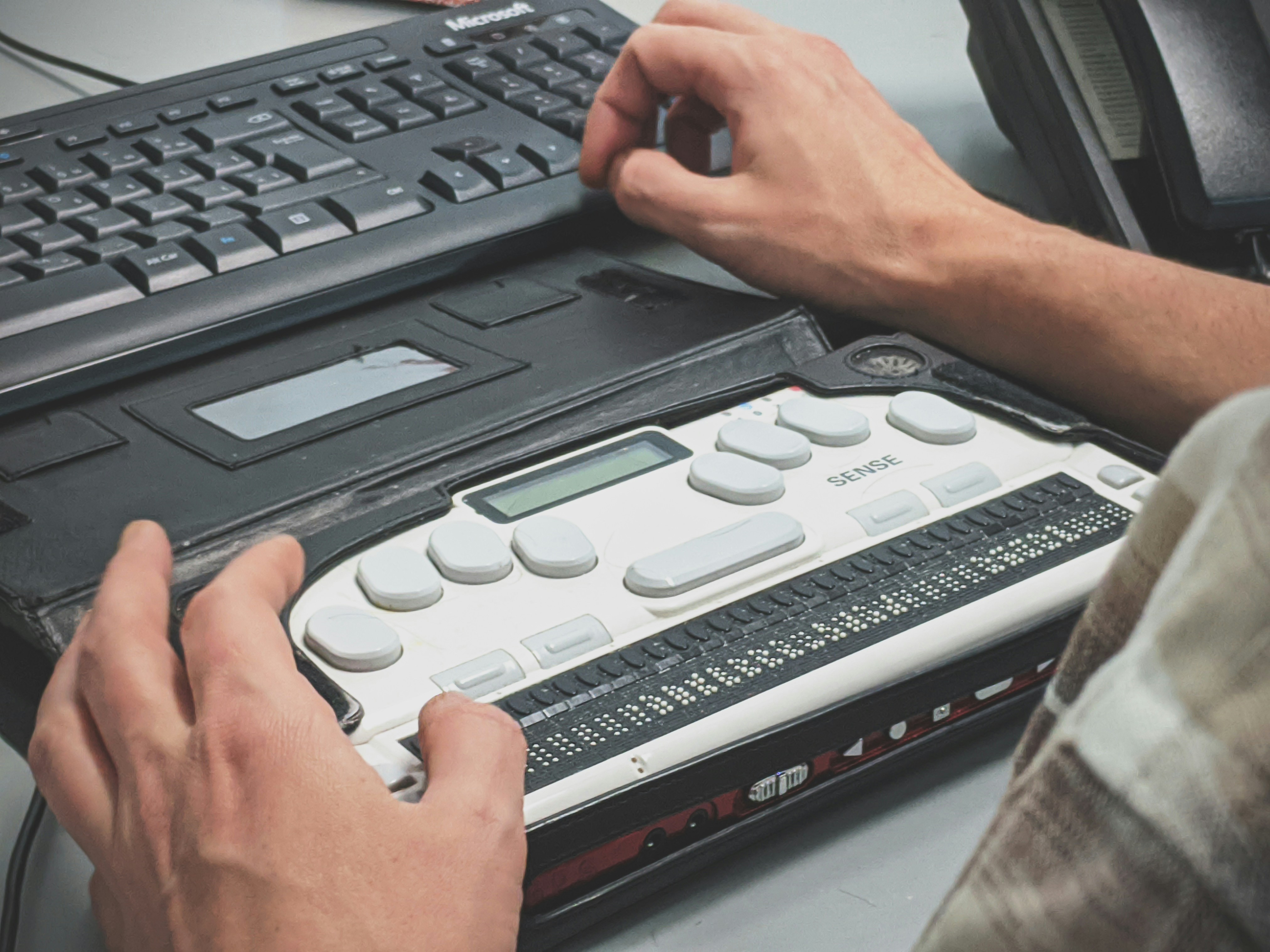 Eine PC-Tastatur mit Braille-Schrift-Erweiterung