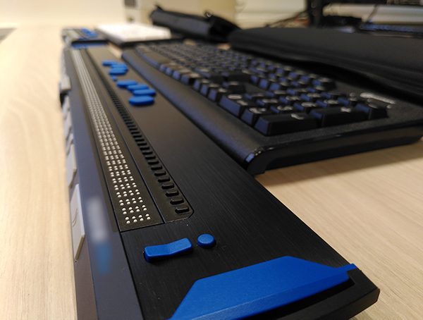 Braillezeile, die an einer Tastatur angeschlossen ist.