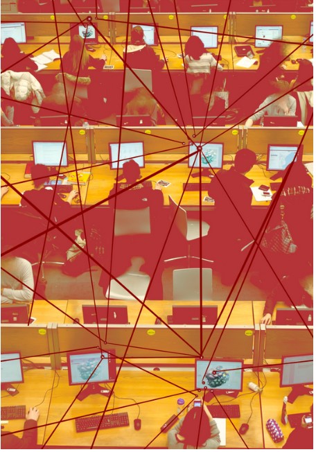 Ein Computerraum mit drei Reihen von je vier Schreibtischen, an denen Studierende an Computern arbeiten. Das Foto wird von roten Linien überlagert, die Knotenpunkte miteinander verbinden.